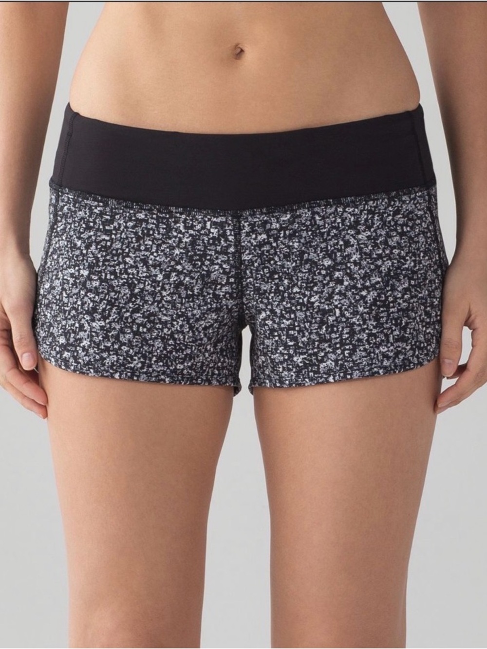 Lululemon Swift Ultra Woven Run Speed Short 2.5” Size 6 Daisy White Black W7AFSS